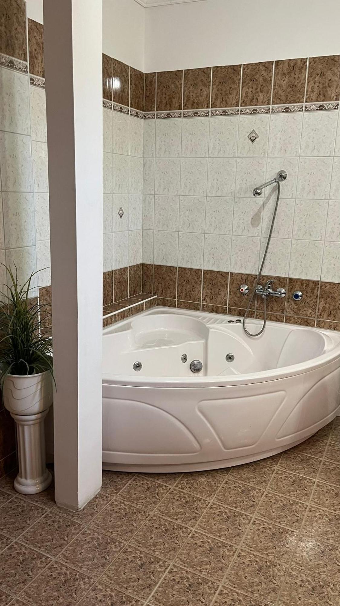 Boezsi Apartman ชาร์วาร์ ภายนอก รูปภาพ