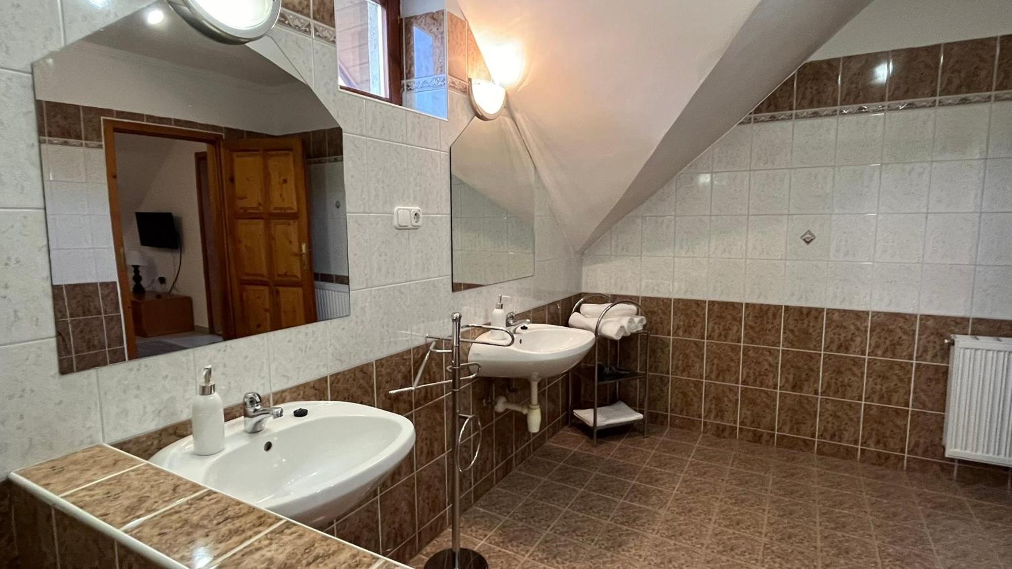 Boezsi Apartman ชาร์วาร์ ภายนอก รูปภาพ